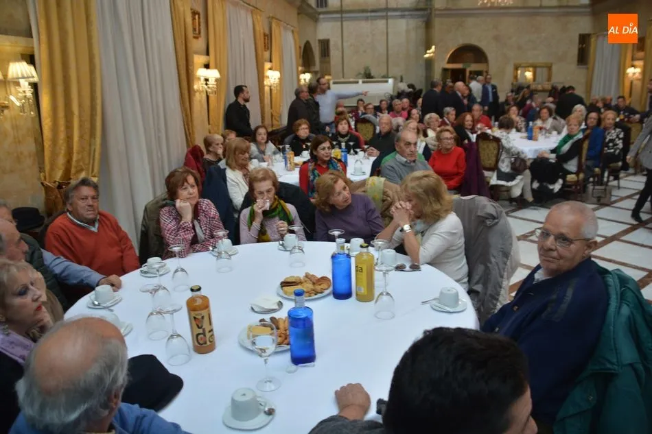Foto 11 - F&aacute;tima B&aacute;&ntilde;ez mantiene un encuentro con los mayores de Salamanca