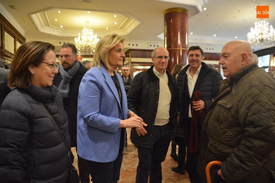 Foto 10 - F&aacute;tima B&aacute;&ntilde;ez mantiene un encuentro con los mayores de Salamanca