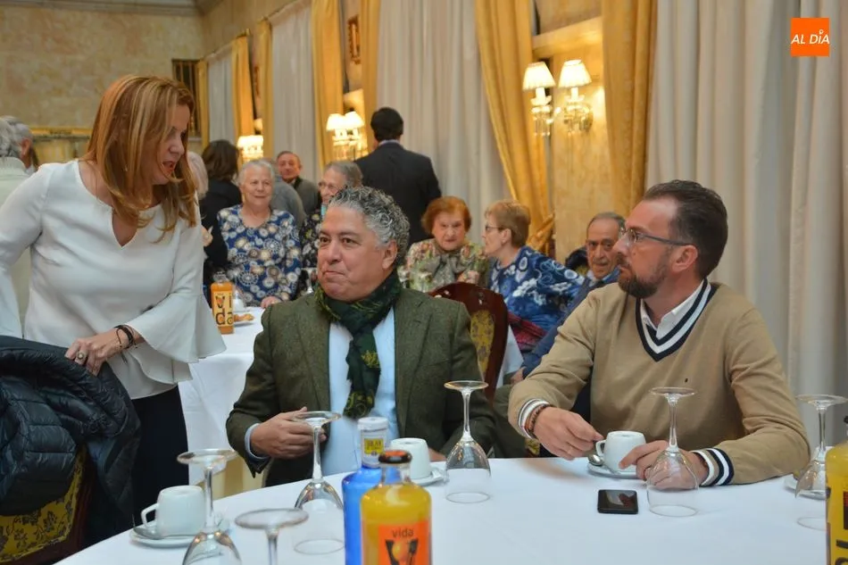 Foto 9 - F&aacute;tima B&aacute;&ntilde;ez mantiene un encuentro con los mayores de Salamanca