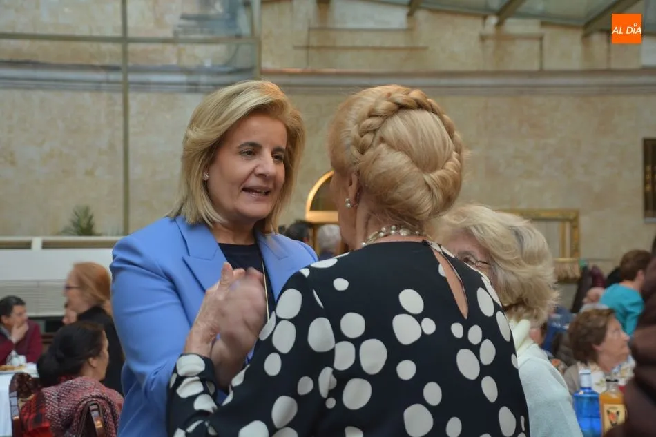 Foto 8 - F&aacute;tima B&aacute;&ntilde;ez mantiene un encuentro con los mayores de Salamanca