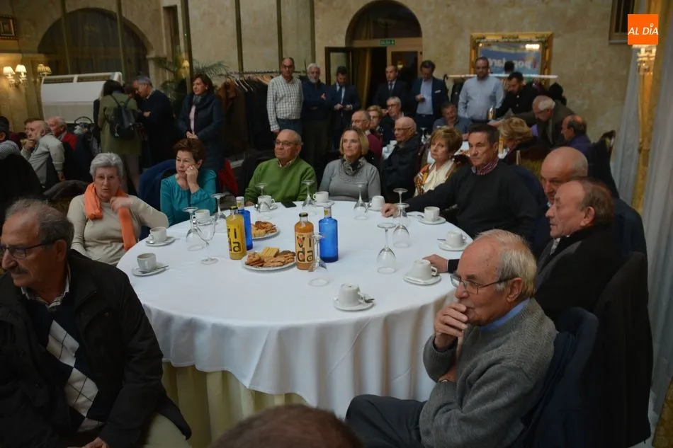 Foto 7 - F&aacute;tima B&aacute;&ntilde;ez mantiene un encuentro con los mayores de Salamanca