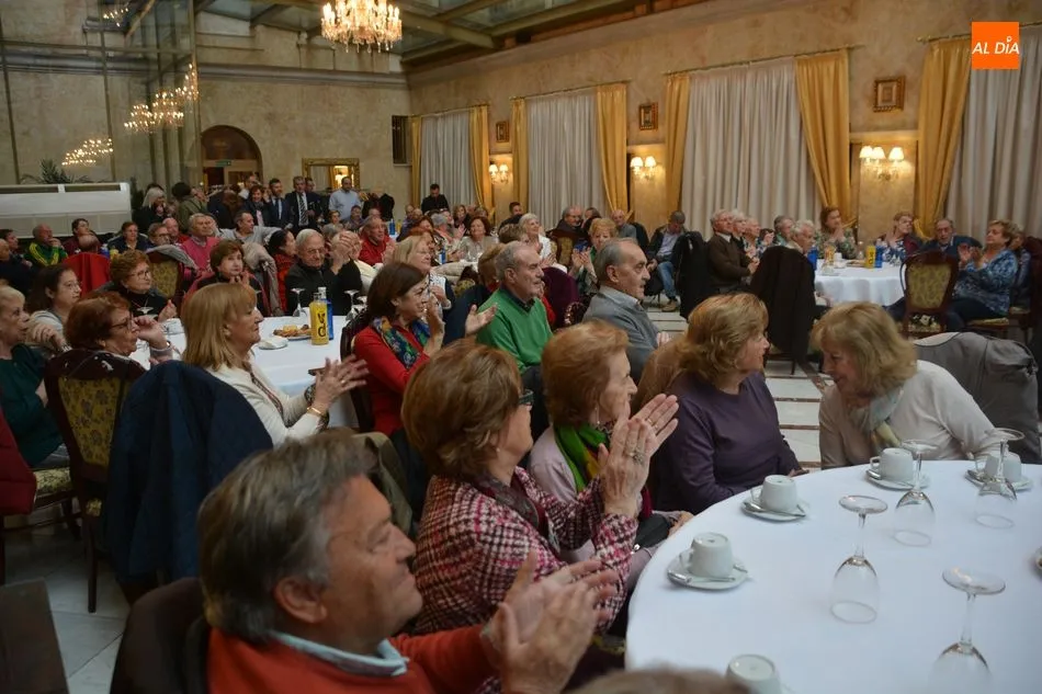 Foto 6 - F&aacute;tima B&aacute;&ntilde;ez mantiene un encuentro con los mayores de Salamanca