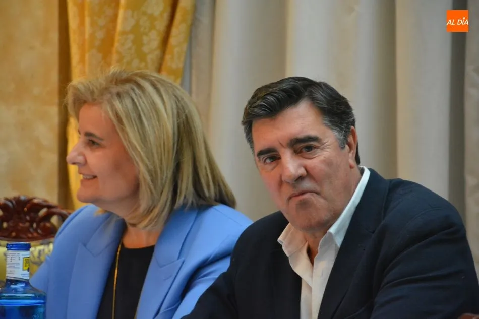 Foto 5 - F&aacute;tima B&aacute;&ntilde;ez mantiene un encuentro con los mayores de Salamanca