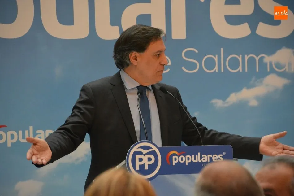 Foto 4 - F&aacute;tima B&aacute;&ntilde;ez mantiene un encuentro con los mayores de Salamanca