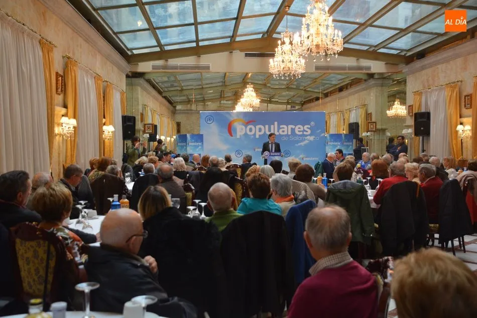 Foto 3 - F&aacute;tima B&aacute;&ntilde;ez mantiene un encuentro con los mayores de Salamanca