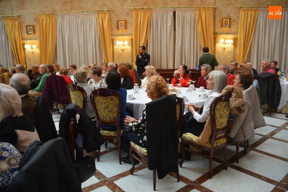 Foto 2 - F&aacute;tima B&aacute;&ntilde;ez mantiene un encuentro con los mayores de Salamanca