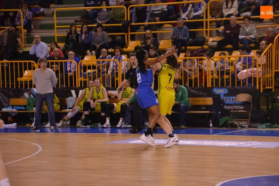 Foto 3 - Perfumer&iacute;as Avenida suma sin problemas la primera victoria frente al Mann Filter Casablanca (77-51)
