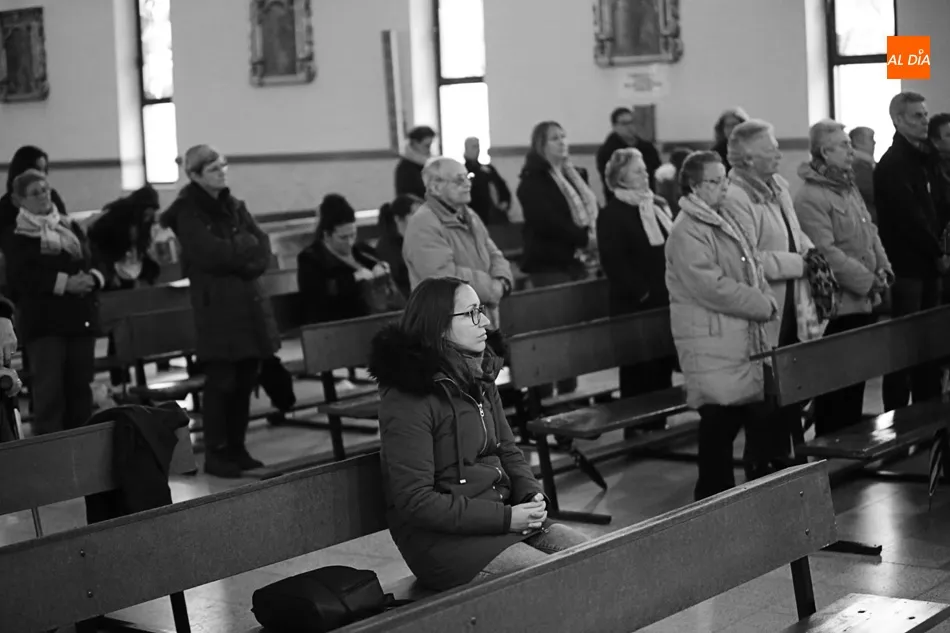 Foto 10 - Pizarrales se re&uacute;ne ante el Cristo de la Vela en su Via Crucis