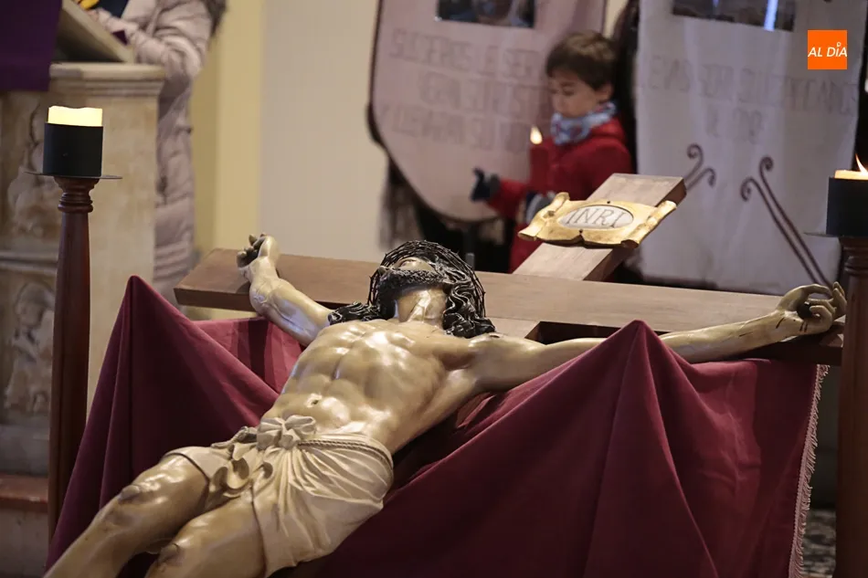 Foto 8 - Pizarrales se re&uacute;ne ante el Cristo de la Vela en su Via Crucis