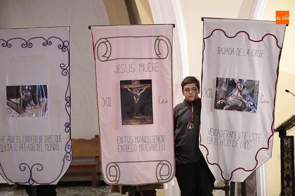 Foto 3 - Pizarrales se re&uacute;ne ante el Cristo de la Vela en su Via Crucis