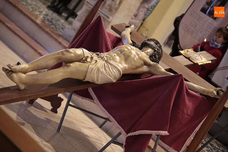 Foto 2 - Pizarrales se re&uacute;ne ante el Cristo de la Vela en su Via Crucis