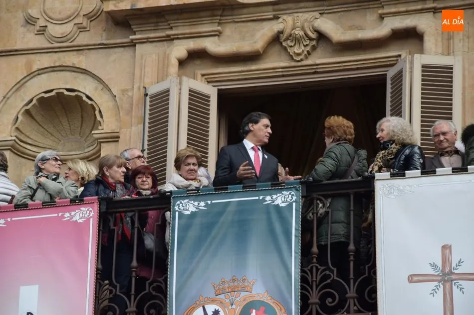 Foto 10 - Antiguos alumnos de la UPSA disfrutan de una visita al Ayuntamiento