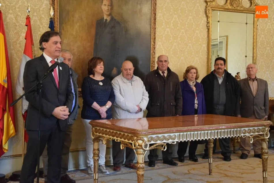 Foto 9 - Antiguos alumnos de la UPSA disfrutan de una visita al Ayuntamiento