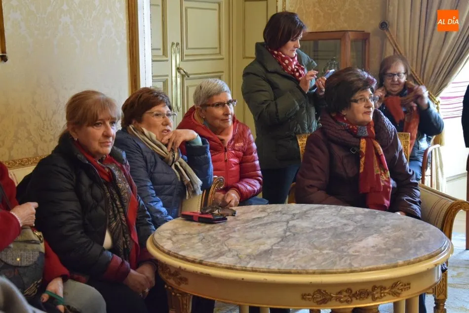 Foto 7 - Antiguos alumnos de la UPSA disfrutan de una visita al Ayuntamiento