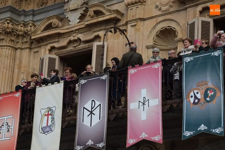 Foto 5 - Antiguos alumnos de la UPSA disfrutan de una visita al Ayuntamiento