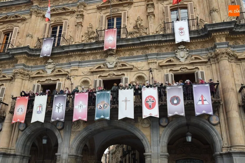 Foto 3 - Antiguos alumnos de la UPSA disfrutan de una visita al Ayuntamiento
