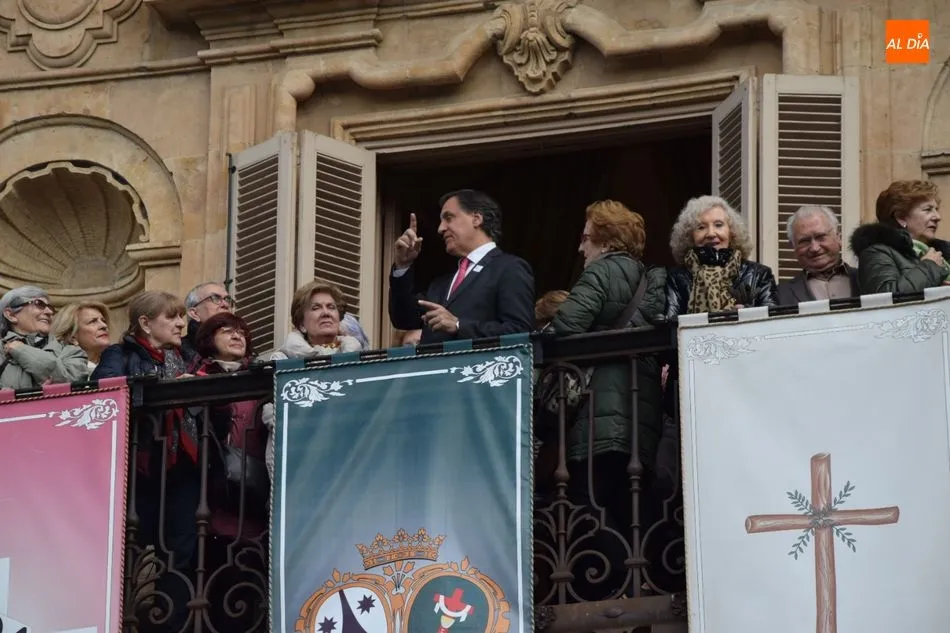 Foto 2 - Antiguos alumnos de la UPSA disfrutan de una visita al Ayuntamiento
