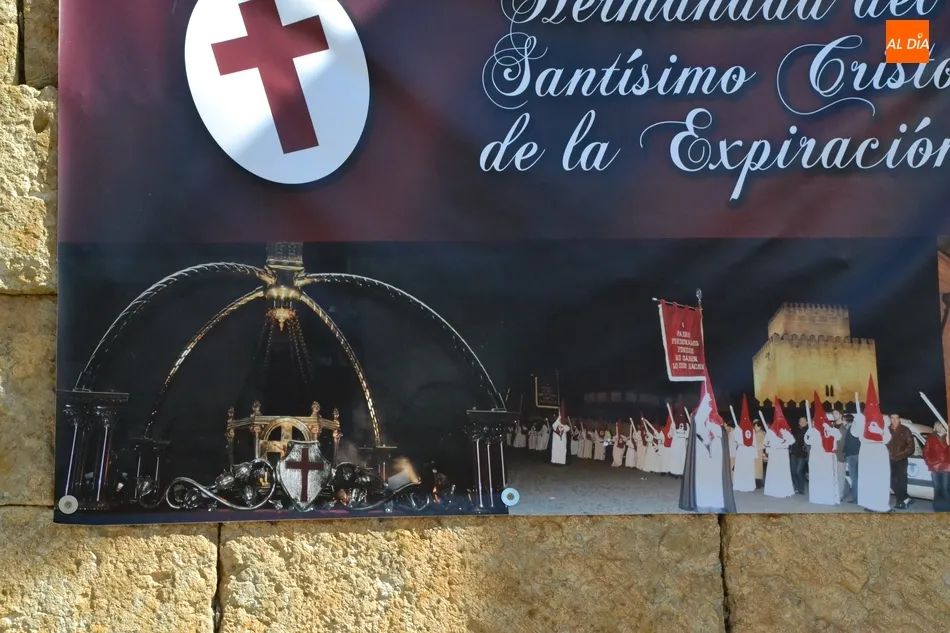Foto 6 - La Cofrad&iacute;a del Silencio calienta motores con una lona en la fachada de San Pedro-San Isidoro  