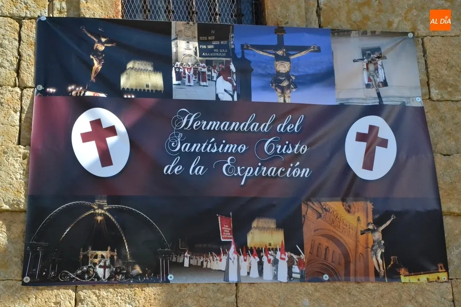 Foto 4 - La Cofrad&iacute;a del Silencio calienta motores con una lona en la fachada de San Pedro-San Isidoro  