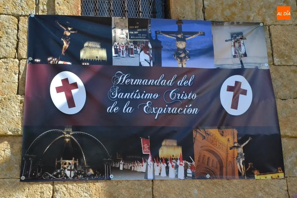 La Cofradía del Silencio calienta motores con una lona en la fachada de San Pedro-San Isidoro  