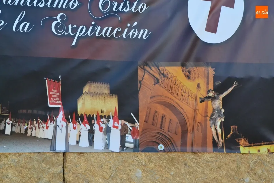 Foto 5 - La Cofrad&iacute;a del Silencio calienta motores con una lona en la fachada de San Pedro-San Isidoro  