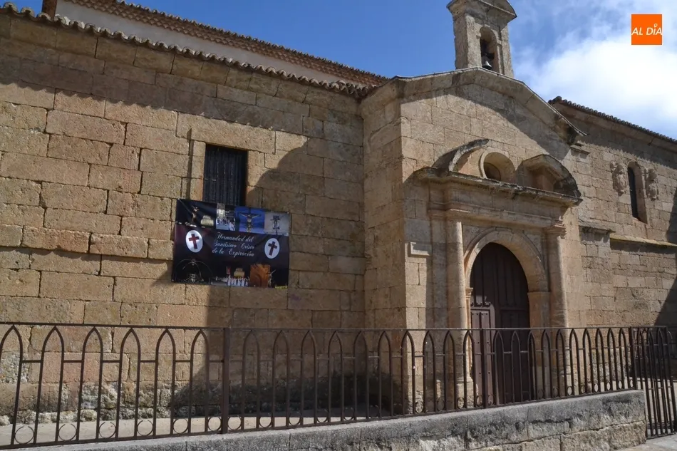 Foto 3 - La Cofrad&iacute;a del Silencio calienta motores con una lona en la fachada de San Pedro-San Isidoro  