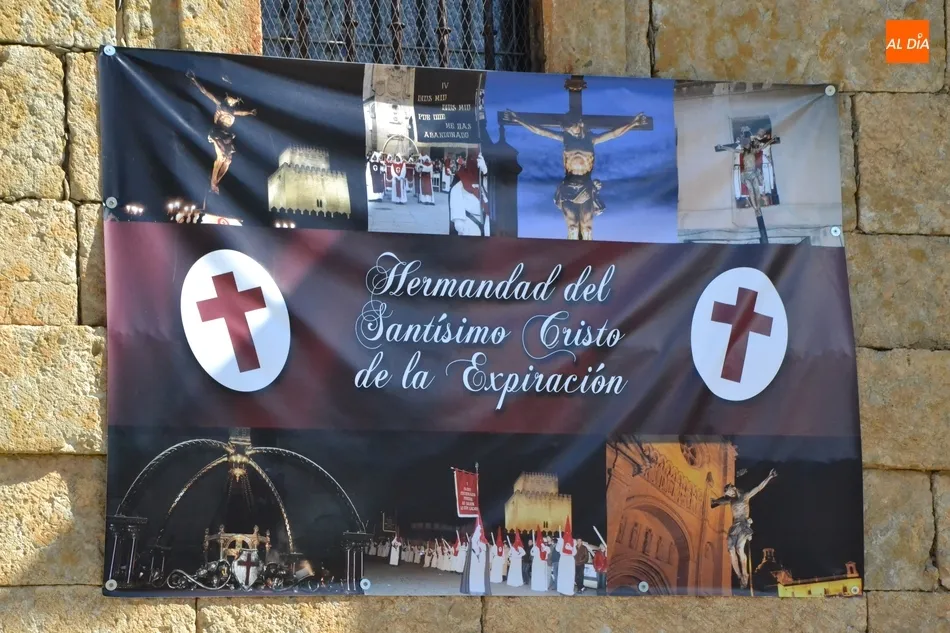 Foto 2 - La Cofrad&iacute;a del Silencio calienta motores con una lona en la fachada de San Pedro-San Isidoro  
