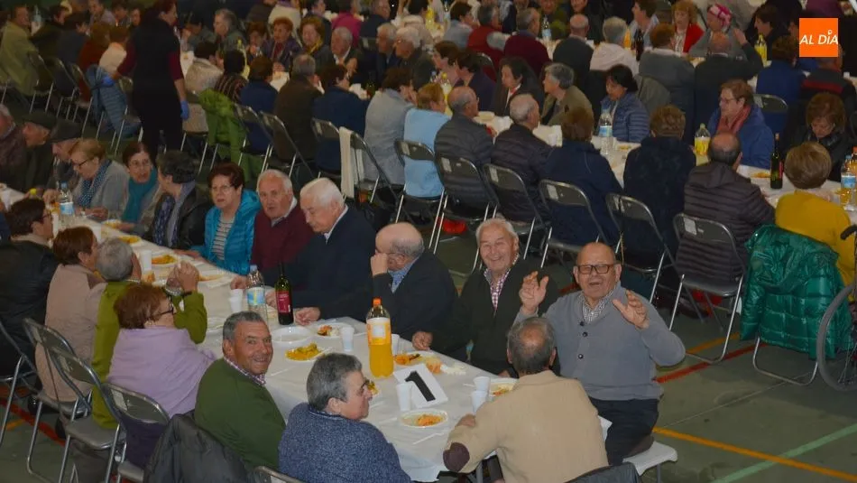 El polideportivo municipal fue escenario de la comida / E. Corredera