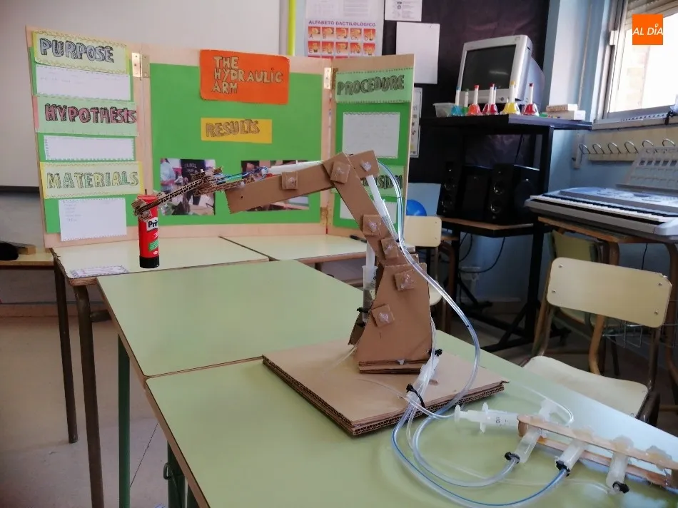 Foto 11 - Fiesta cient&iacute;fica en el Colegio Mir&oacute;briga con los fant&aacute;sticos experimentos preparados por sus...