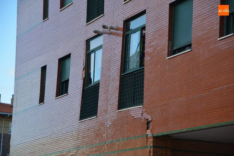 Foto 4 - El desprendimiento de la fachada obliga a desalojar 16 viviendas de un edificio en el barrio de Los ...