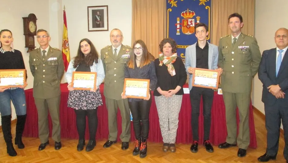 Los escolares premiados posan con las autoridades tras la entrega de los premios