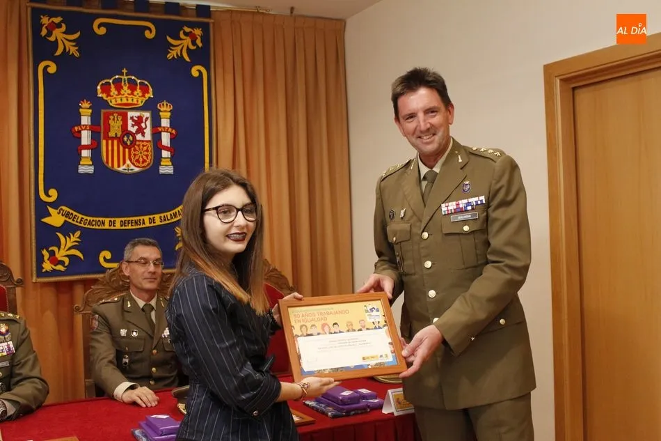Foto 4 - La Subdelegaci&oacute;n de Defensa entrega los premios escolares &lsquo;Carta a una militar espa&ntilde;ola&rsquo;  