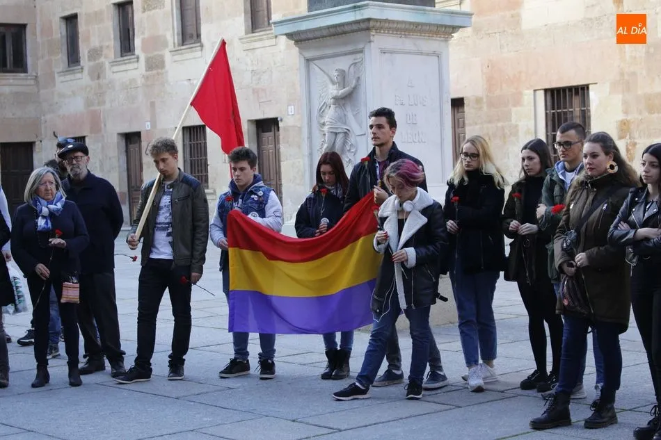 Foto 5 - El Colectivo Estudiantil Alternativo rinde homenaje a los docentes republicanos  