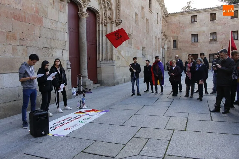 Foto 4 - El Colectivo Estudiantil Alternativo rinde homenaje a los docentes republicanos  