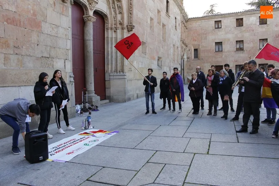 Foto 3 - El Colectivo Estudiantil Alternativo rinde homenaje a los docentes republicanos  