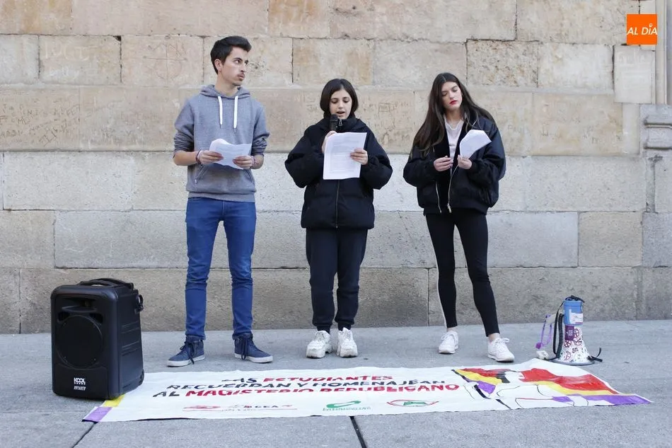Foto 2 - El Colectivo Estudiantil Alternativo rinde homenaje a los docentes republicanos  