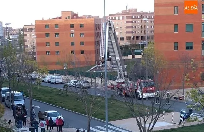 Foto 6 - El desprendimiento de la fachada obliga a desalojar 16 viviendas de un edificio en el barrio de Los ...