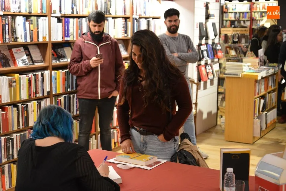 Foto 7 - Exitosa firma de libros de El&iacute;sabet Benavent en la Librer&iacute;a Santos Ochoa