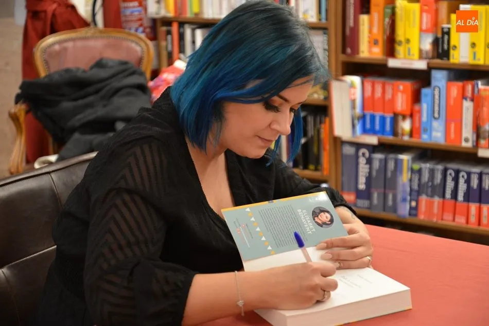 Foto 6 - Exitosa firma de libros de El&iacute;sabet Benavent en la Librer&iacute;a Santos Ochoa