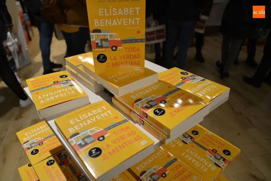 Foto 5 - Exitosa firma de libros de El&iacute;sabet Benavent en la Librer&iacute;a Santos Ochoa