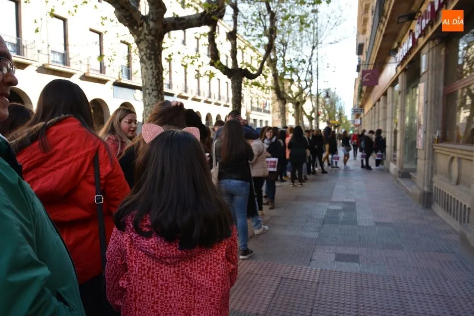 Foto 4 - Exitosa firma de libros de El&iacute;sabet Benavent en la Librer&iacute;a Santos Ochoa
