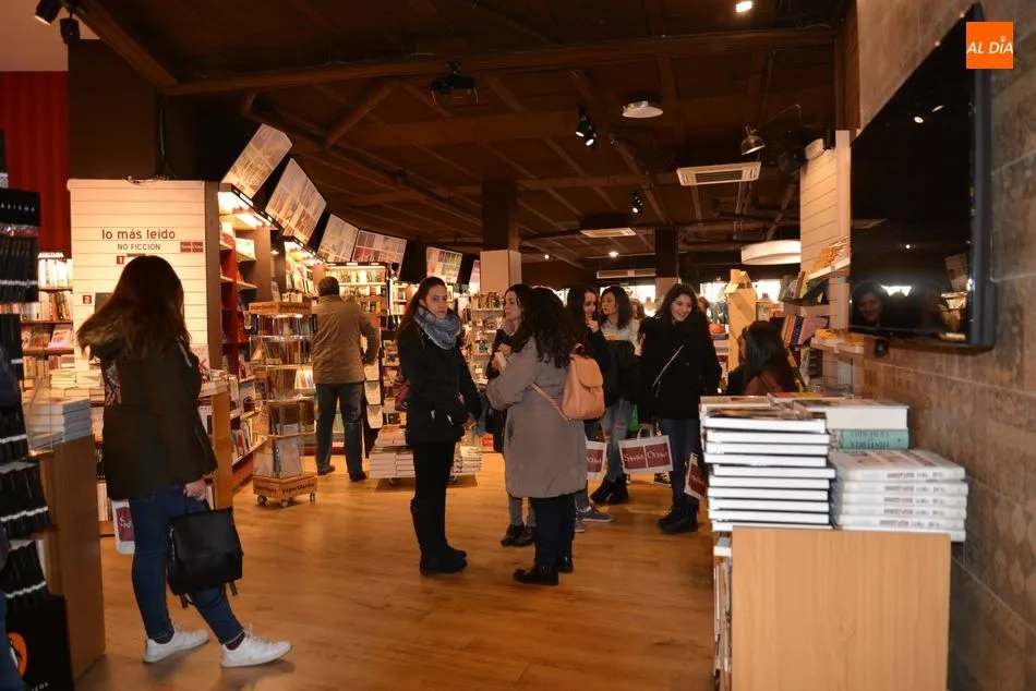 Foto 3 - Exitosa firma de libros de El&iacute;sabet Benavent en la Librer&iacute;a Santos Ochoa