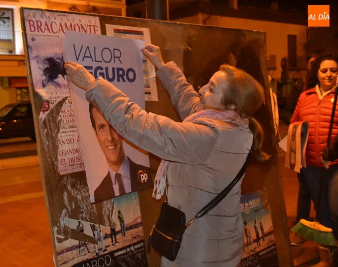 Foto 5 - La pegada de carteles marca el inicio de la campa&ntilde;a electoral hacia las elecciones generales en...