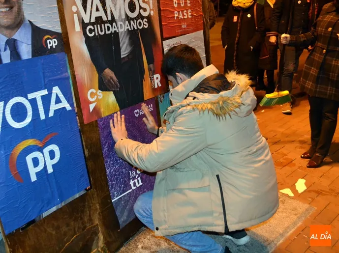 Foto 4 - La pegada de carteles marca el inicio de la campa&ntilde;a electoral hacia las elecciones generales en...