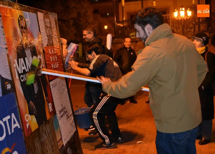 Foto 2 - La pegada de carteles marca el inicio de la campa&ntilde;a electoral hacia las elecciones generales en...