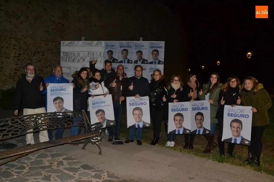 Foto 9 - Un cielo repleto de estrellas da cobijo a los pol&iacute;ticos en el inicio de la campa&ntilde;a para el 28A  