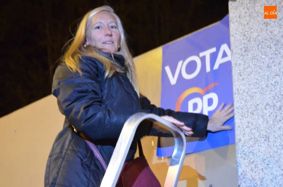 Foto 11 - Los partidos inician la campa&ntilde;a a las Elecciones Generales con la tradicional pegada de carteles  