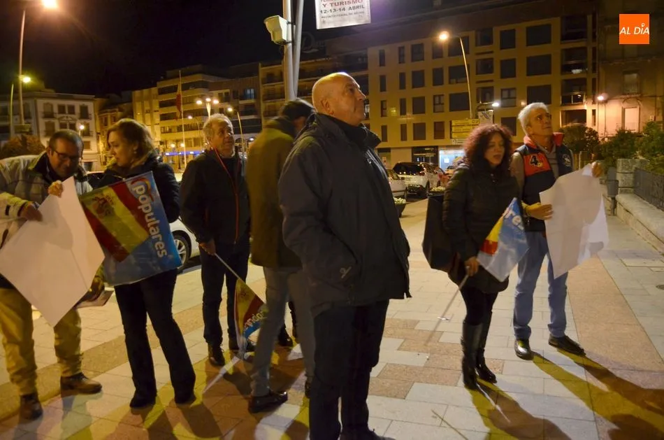 Foto 9 - Los partidos inician la campa&ntilde;a a las Elecciones Generales con la tradicional pegada de carteles  