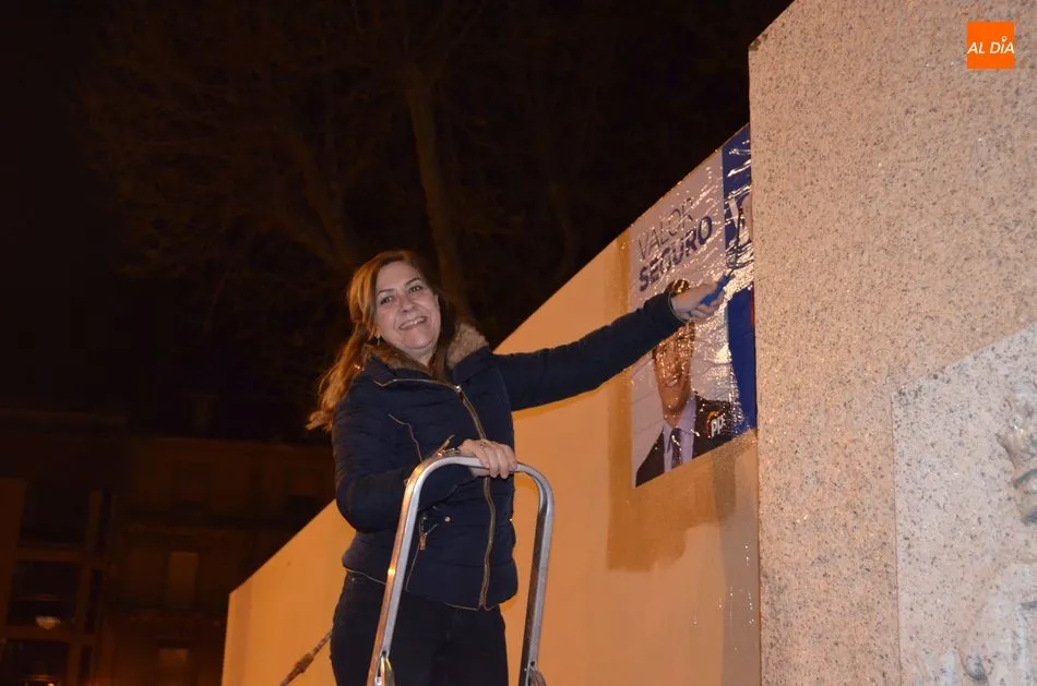 Foto 6 - Los partidos inician la campa&ntilde;a a las Elecciones Generales con la tradicional pegada de carteles  