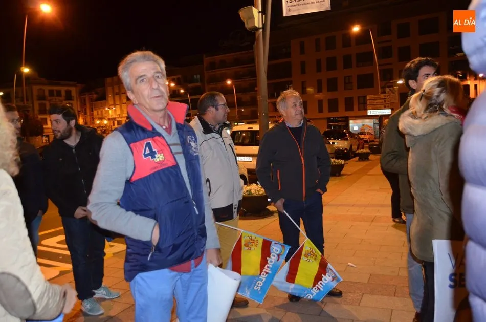 Foto 5 - Los partidos inician la campa&ntilde;a a las Elecciones Generales con la tradicional pegada de carteles  